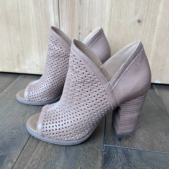 Lucky Brand Tan Peep Toe Booties Size 6 Heeled Perforated Ankle Sandals Shoes - Picture 2 of 8